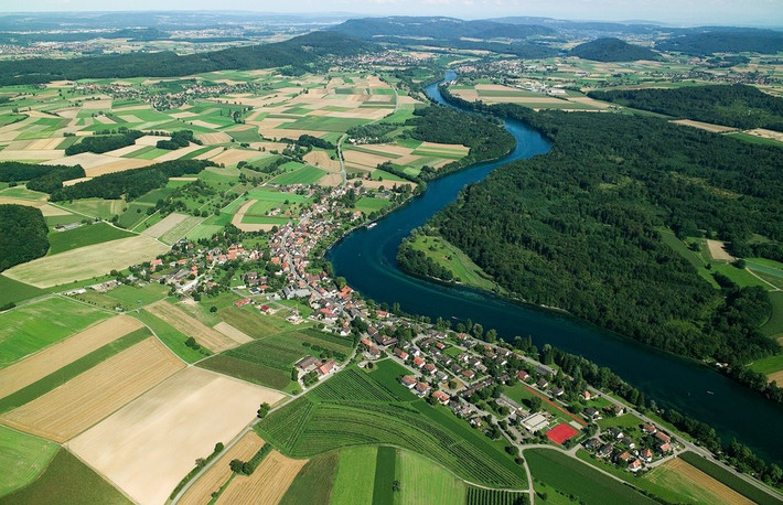 Thị trấn Büsingen có diện tích 7,62km2 với 1.450 dân. Theo Bodenseewes.