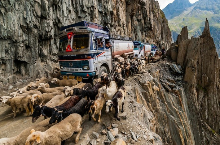 6. Được xây dựng trên rìa vách đá cao 3.528 mét so với mực nước biển, Zojila Pass ở Ấn Độ được mệnh danh là “con đường chết chóc” khi chỉ rộng chưa tới 10m, nơi hẹp nhất chỉ 3m và không có rào chắn an toàn...