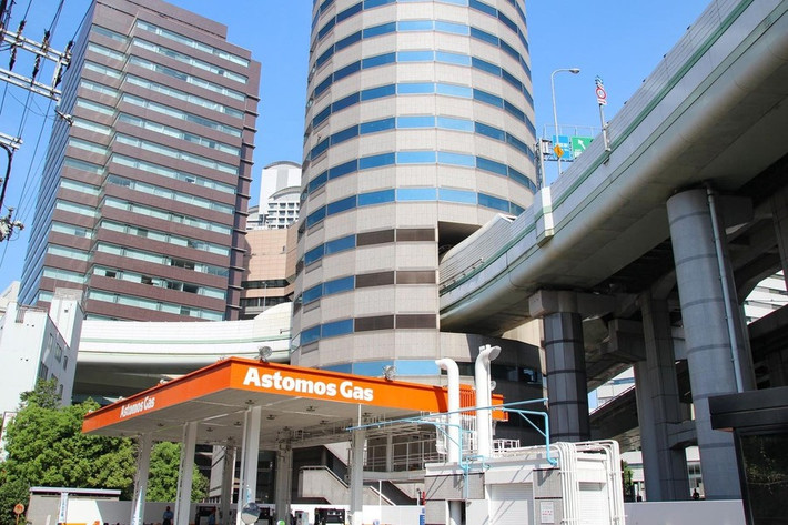 Vị trí của tòa nhà Gate Tower rất thuận tiện, chỉ cách ga Osaka một quãng đường đi bộ ngắn