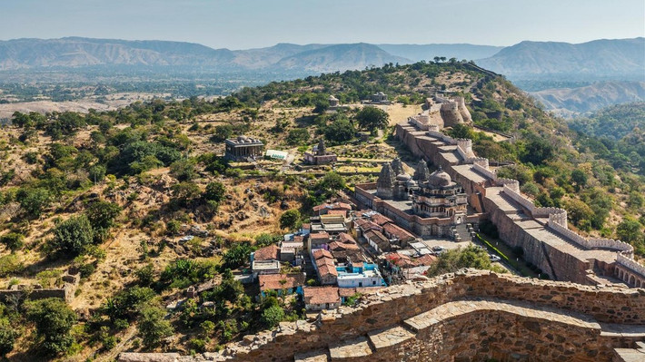 Phía bên trong Kumbhalgarh có hơn 360 ngôi đền, 300 trong số đó là đền Jain cổ và phần còn lại là đền thờ Hindu