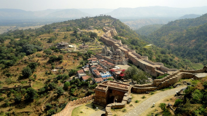 Được xây dựng trong thế kỷ 15 và được mở rộng trong thế kỷ 19, Kumbhalgarh được xem là một trong những pháo đài quan trọng và bất khả xâm phạm