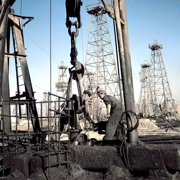 Neft Daşları trở thành trạm trung chuyển dầu đầu tiên của Azerbaijan và là giàn khoan dầu ngoài khơi hoạt động đầu tiên trên thế giới.