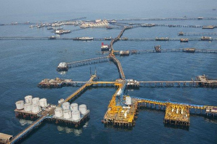 Neft Dashlari ban đầu chỉ là một dải đất khô cằn hướng ra biển. Tuy nhiên sau đó, chính phủ quyết định xây hệ thống đường để chuyển dầu từ dưới biển lên.