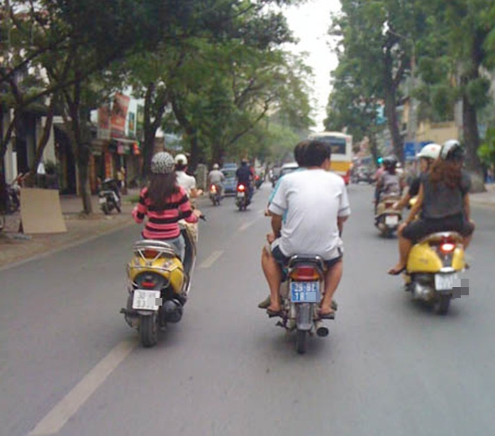 Đi xe máy biển xanh, dàn hàng ngang trên phố.