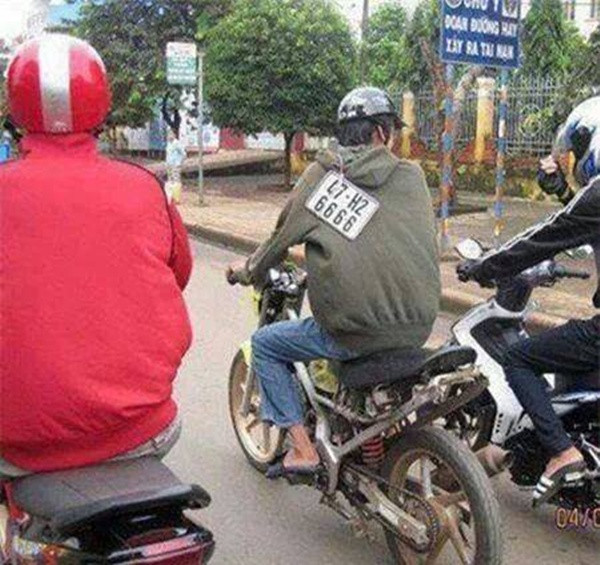 Treo biển số "sành điệu".
