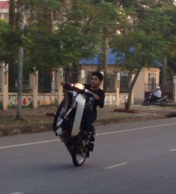 ... khiến nhiều người đi đường ai nấy cũng phải thót tim.