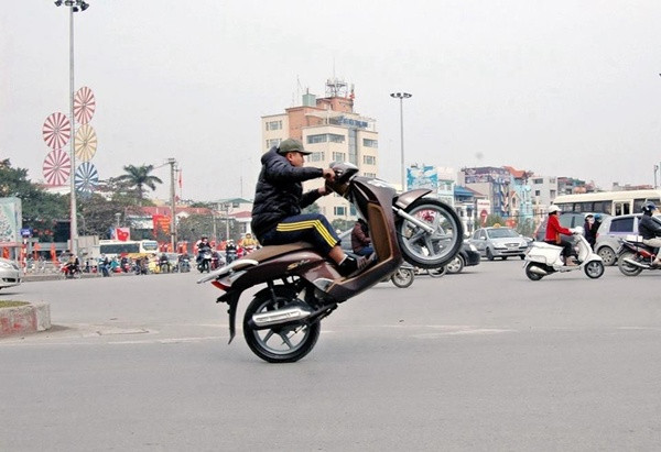 "Làm xiếc" với chiếc xe tay ga phân khối lớn...