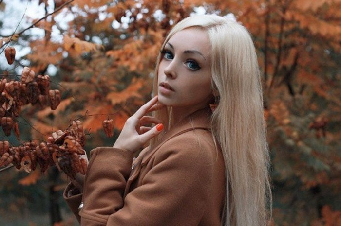 Cũng đến từ thành phố Odessa sôi động giống như hai người bạn đồng hương nói trên, Alina Kovaleskaya nhanh chóng thu hút sự chú ý của cư dân mạng khắp nơi trên thế giới sau khi loạt ảnh của cô trong hình dáng một búp bê tóc vàng siêu xinh đẹp được tải lên.