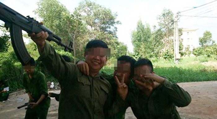 Trò nghịch dại của teen Việt khi học quân sự.