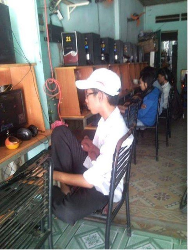 "Thanh niên nghiêm túc" đưa gấu đi chơi game.