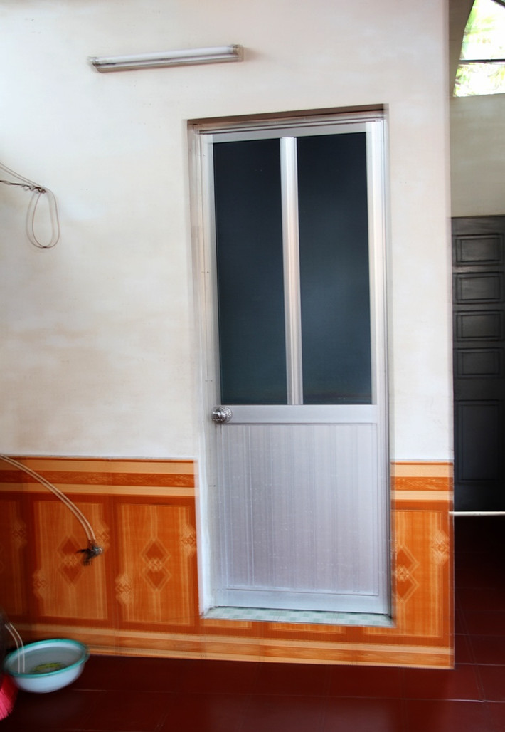 Phía bên trong nhà vệ sinh được Trụ trì Thích Minh Phượng tự ý xây dựng, được ốp lát gạch hoa
