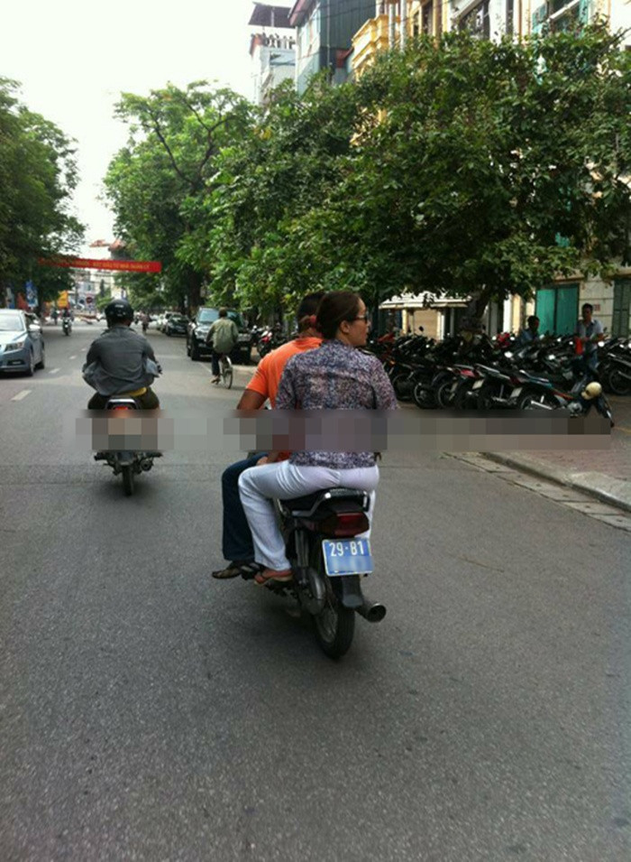 Đi xe máy biển xanh, không đội mũ bảo hiểm. Những hình ảnh gây phản cảm này được những người chứng kiến chụp lại và chia sẻ lên mạng như để nhắc nhở về ý thức của người tham gia giao thông. (Ảnh Page Facebook 141).