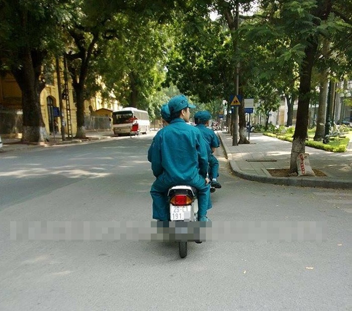 Page Facebook 141 mới đây đăng tải hình ảnh khó coi của bốn nam thanh niên di chuyển trên 2 chiếc xe máy trong sắc phục Dân quân tự vệ và tất cả đều không đội mũ bảo hiểm. Ảnh chụp trên đường Lê Thánh Tông (Hà Nội).
