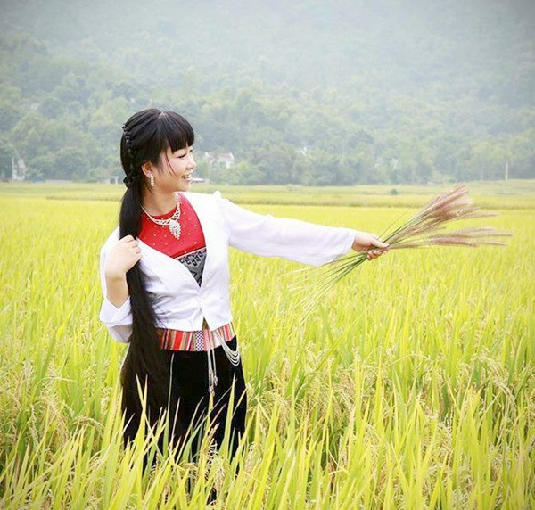Một thiếu nữ người dân tộc Mường (Kim Bôi, Hòa Bình) đang diện sắc phục truyền thống, chụp lại khoảnh khắc đẹp để đưa vào album ảnh cưới của mình.