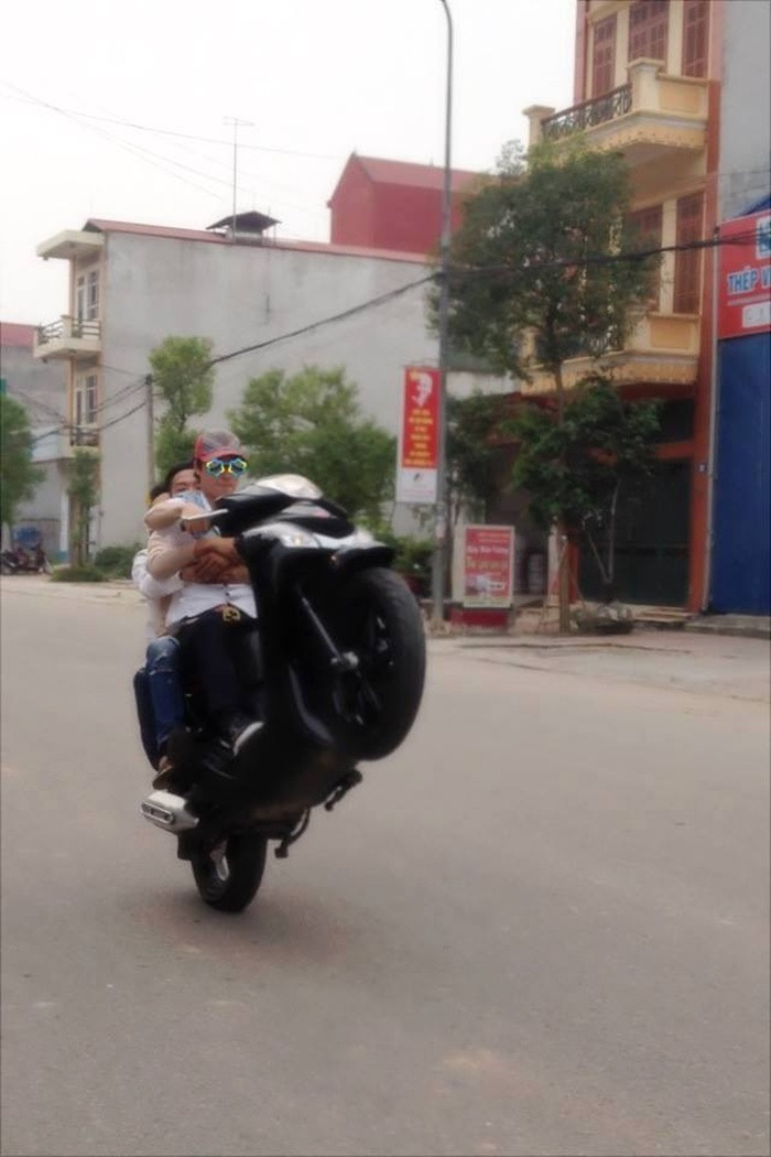 Kẹp 3, không đội mũ bảo hiểm.