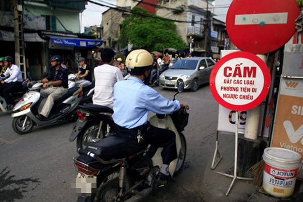 "Cấm thì mặc kệ cấm! Vi phạm thì vẫn cứ vi phạm".