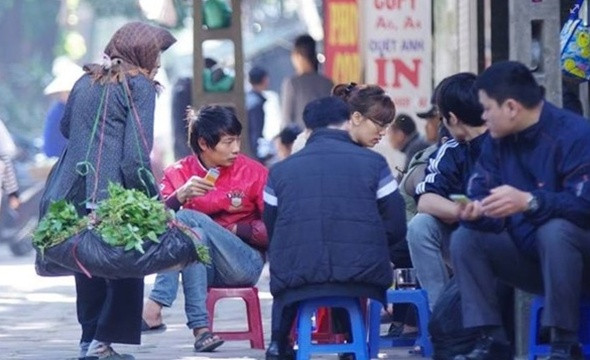 Được nickname Người đưa tin đăng tải trên Facebook vào ngày 2/12 với lời tựa: "Bà cụ bán rau muống hôm nào cũng gánh qua phố Lê Thánh Tông. Thực sự thì cũng không biết mua ủng hộ cụ để làm gì vì ít khi ăn ở nhà. Nhưng hôm nay mua 2 mớ và đưa cụ 20 nghìn đồng. Khách người đưa tiền, người chúc cụ đắt khách. Chả biết cụ khổ đến thế nào nhưng trân trọng những người luôn lao động để kiếm những đồng tiền sạch". Ảnh nhận được hàng nghìn bình luận bày tỏ sự xúc động từ phía cư dân mạng.