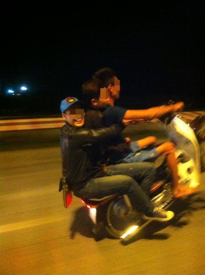 Teen Việt đi xe máy không đội mũ bảo hiểm, kẹp 3 và bốc đầu xe cực kỳ nguy hiểm.