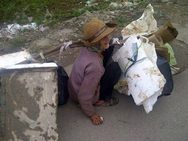 Ảnh khiến nhiều người không cầm được nước mắt trước sự vất vả của một bà cụ khoảng 80 tuổi, vẫn phải đi nhặt phế thải để bán lo trang trải cuộc sống. "Xót quá! Cảm thấy thương những mảnh đời. Hy vọng cụ bà sẽ luôn khỏe mạnh và gặp những điều may mắn", một thành viên bày tỏ.