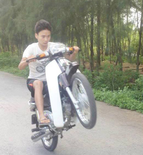 Khuôn mặt bộc lộ sự căng thẳng, nhưng teen này vẫn cố gắng để "biểu diễn"