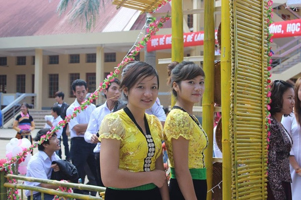2 thiếu nữ trong trong trang phục dân tộc Thái (Sơn La).