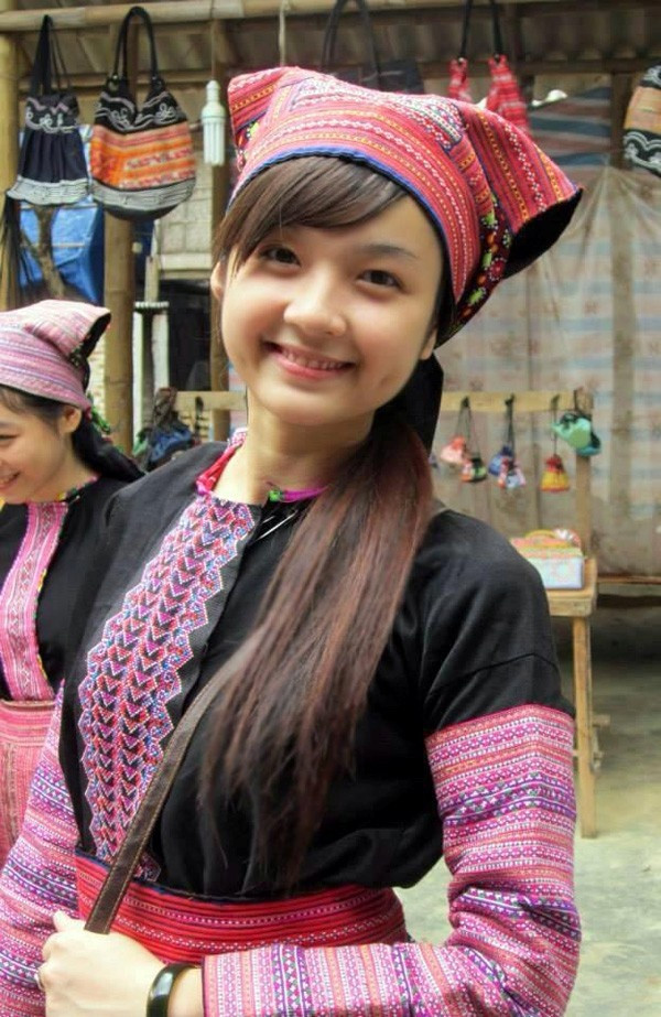 Khoe sắc trong trang phục người H'Mông, thiếu nữ trẻ có tên Trương Thị Ngọc Ánh (sinh năm 1993, là sinh viên ĐH Mỹ thuật công nghiệp, Hà Nội) khiến cộng đồng mạng phải "sốt xình xịch" thời gian gần đây.