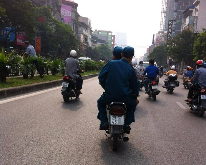 Một thành viên khác có nickname Long S. cũng chia sẻ bức ảnh tự chụp, ghi lại cảnh hai chiến sĩ áo xanh khác "vô tư" vi phạm luật giao thông, khi không đội mũ bảo hiểm...