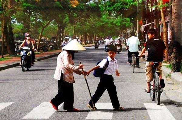 "Hành động đẹp". Bức ảnh tưởng chừng khá đơn giản, nhưng ẩn chứa đằng sau đó là việc làm tốt của cậu bé khi dắt tay đưa một bà cụ qua đường.
