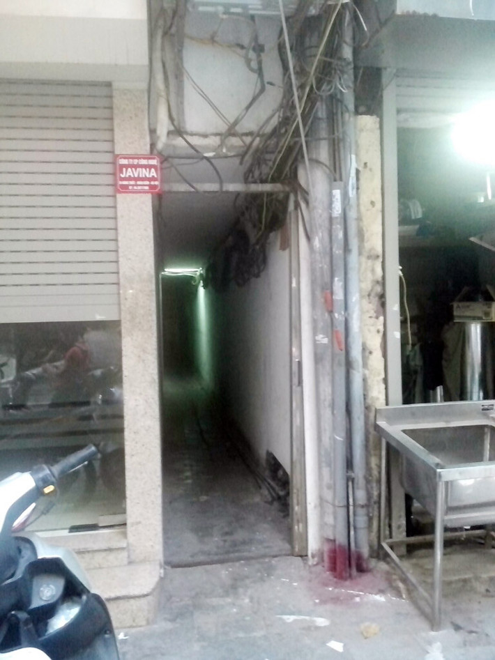 Còn tại địa chỉ số 36 Hàng Thiếc (Hoàn Kiếm, Hà Nội), nơi ở của chị Lê Thị Thanh Huyền, nhiều người dân là hàng xóm sống xung quanh vẫn bàng hoàng trước cái chết của nạn nhân. (Ảnh chụp ngõ đi vào căn nhà của nạn nhân).