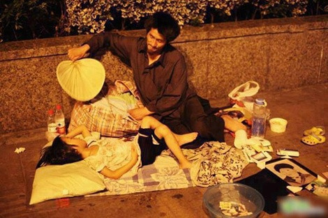 "Bố không được hoàn hảo, nhưng bố sẽ luôn yêu thương con theo cách hoàn hảo nhất". Bức ảnh đã nhận được hơn 15.000 lượt thích, gần 300 lượt chia sẻ cùng nhiều cảm xúc từ phía cư dân mạng Facebook.