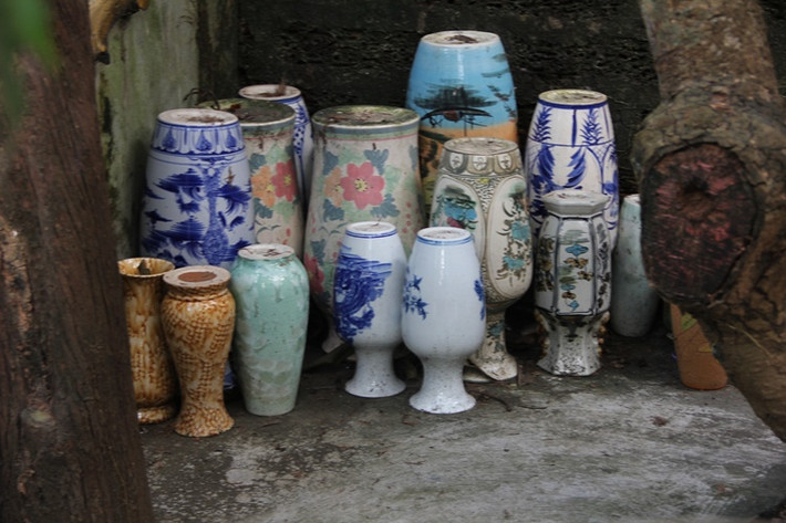 Hình ảnh một số bình hoa mới để ở một góc chùa mà trụ trì Thích Minh Phượng tự ý mua về để thay thế các bình hoa cổ