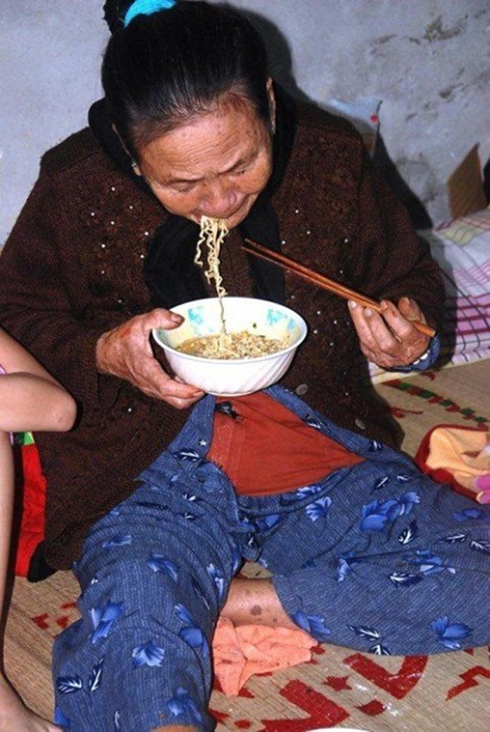 Bức ảnh "Một cụ già ăn bát mì tôm, ở nơi tránh bão" khiến cư dân mạng vô cùng xúc động, mong cho bà và những người dân chịu ảnh hưởng bởi cơn bão vừa qua sớm ổn định cuộc sống.