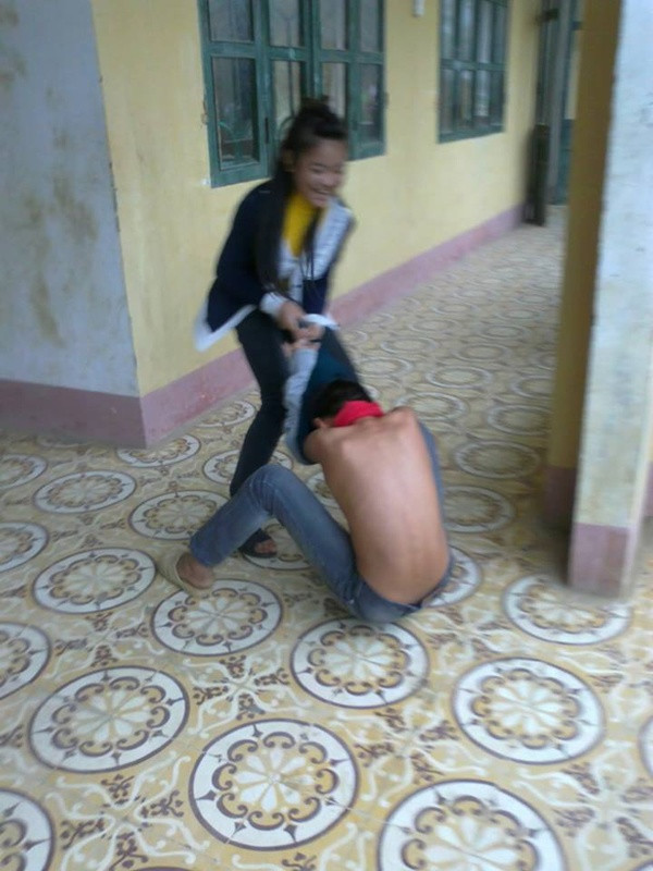 Nữ sinh "xử lý" bạn nam ngay tại trường.