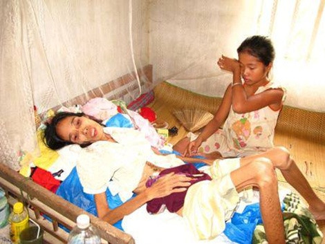 "Mẹ ơi con hiểu một điềuKhi con mất mẹ như diều đứt dâyCuộc đời như ớt chín câyTrái ngọt thì ít trái cay thì nhiều.Mẹ ơi con chịu bao điềuNhưng không chịu nỗi thân diều đứt dây". “Con đã mất bố rồi, mẹ đừng bỏ con đi nhé”. Bức ảnh đã nhận được hơn 41.000 lượt like, hầu hết cư dân mạng "quệt ngang nước mắt" bày tỏ sự cảm thông với hoàn cảnh cùng số phận của nhân vật.