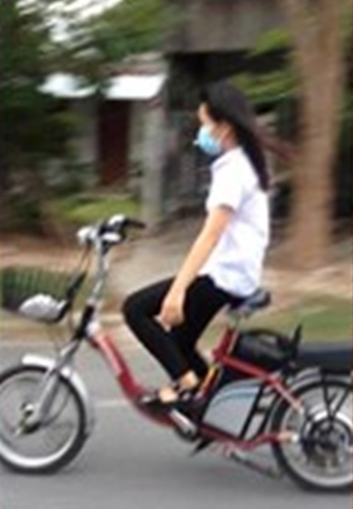 Nữ sinh đi xe đạp điện...
