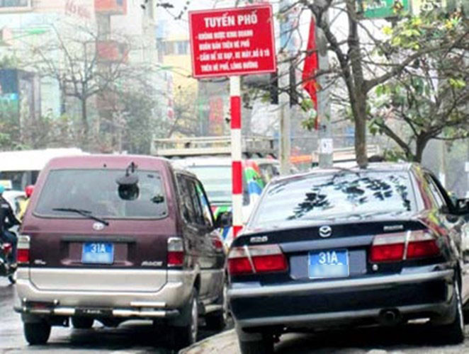 Thậm chí cả những chiếc xe biển xanh cũng vi phạm.