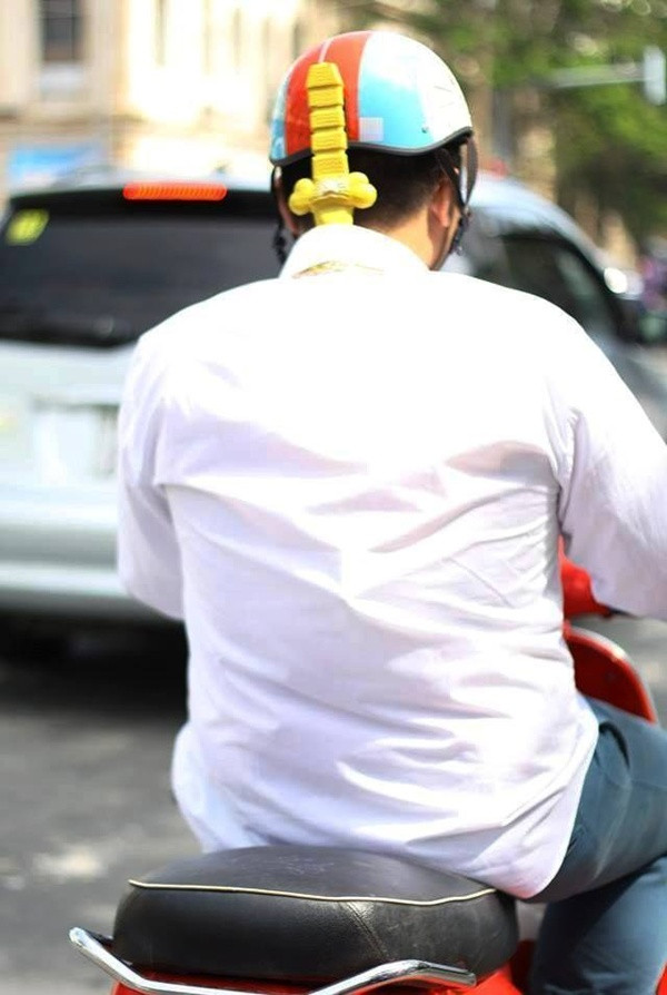 Mang kiếm... nhựa dạo phố.