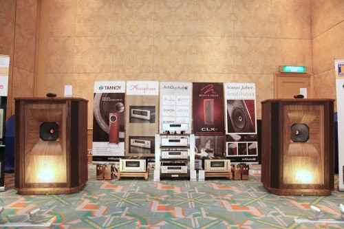 Phối ghép giữa Tannoy Westminster Royal Gold Reference và thiết bị của Accuphase.