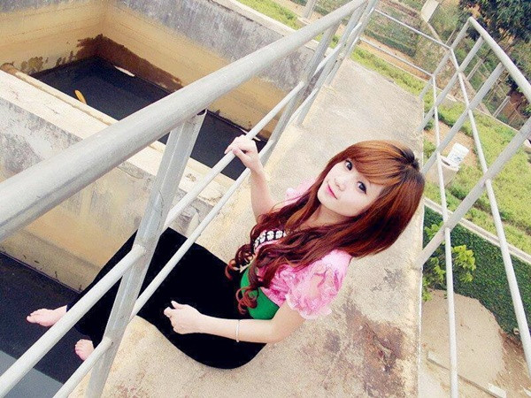 Sở hữu khuôn mặt xinh đẹp giống như búp bê, thiếu nữ mặc trang phục truyền thống của dân tộc Thái khiến dân mạng phải "mê mẩn".