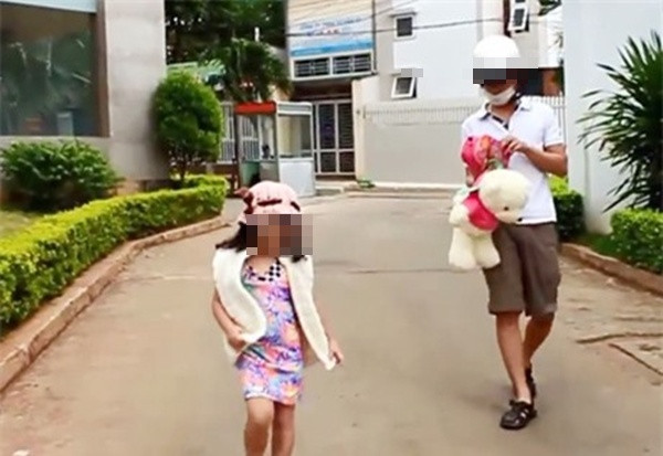Không ít cư dân mạng bày tỏ bức xúc khi nhóm làm clip cover đã lôi kéo một bé gái vào làm diễn viên chính. Theo thông tin chia sẻ, đoạn clip phiên bản "Anh không đòi quà" phiên bản nhí là ở Buôn Ma Thuột, được đăng tải lên Youtube hôm 14/12 vừa qua.