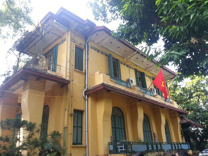 Căn nhà, nơi đặt di ảnh của Đại tướng Võ Nguyên Giáp được sơn màu vàng, với những ô cửa màu xanh đậm nét cổ kính.