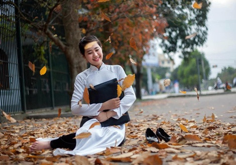 Chút đùa nghịch bên những chiếc lá vàng của mùa thu mùa