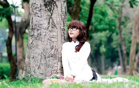 Nụ cười e ấp dưới hàng cây xanh