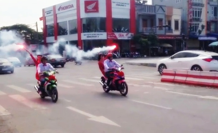 Pháo sáng được đốt rực rỡ trong đoàn xe rước dâu. Ảnh cắt từ clip.