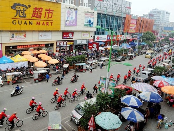 Cuối tháng 11/2012, cộng đồng mạng lại thêm một phen "sốt xình xịch" trước màn rước dâu bằng 50 chiếc xe đạp của một cặp đôi ở thành phố Bách Sắc, tỉnh Quảng Tây, Trung Quốc.