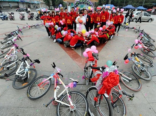 Nụ cười hạnh phúc của cô dâu ở bên cạnh chú rể, khi được bạn bè giúp đỡ khiến nhiều thành viên mạng Việt phải "phát thèm". "Ứớc gì sau này anh chồng tương lai của mình cũng lãng mạn giống như anh ấy nhỉ? Chỉ cần đơn giản như vậy thôi là cảm thấy rất hạnh phúc lắm rồi", nickname Zung BaZa bày tỏ.
