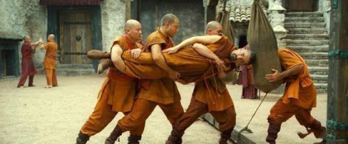 Khi sư chùa luyện võ.