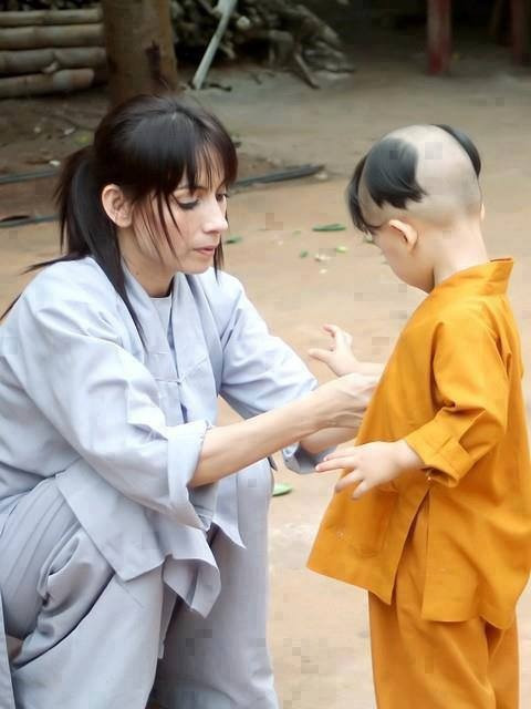 Ảnh được đăng tải kèm theo chú thích: "Phi Nhung không giàu có, không nhiều tiền bạc như các nghệ sĩ khác, vì tiền kiếm được Phi Nhung đã dành để nuôi 54 em nhỏ mồ côi. Cũng bởi thế mà cô không có nhẫn kim cương, xe bạc tủ và nhà hàng triệu đô. Chỉ đơn giản là Phi Nhung với hàng tỷ lòng tốt mà nhiều nghệ sĩ khác chưa bao giờ có". Trong ảnh là ca sĩ hải ngoại Phi Nhung đang nhẹ nhàng cài từng khuy áo cho đứa con nuôi của mình. Bức ảnh khiến hơn 60.000 người trên cộng đồng mạng phải cảm động trước tấm lòng nhân ái của Phi Nhung. Không chỉ vậy cư dân mạng còn bày tỏ sự khâm phục tới ca sĩ Phi Nhung và hi vọng cô luôn sống vui vẻ, có một sức khỏe thật tốt để chăm sóc cho những đứa con thân yêu của mình.