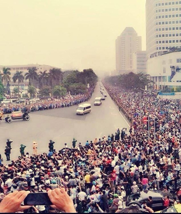 Chiều tối 4/10/2013, cả đất nước Việt Nam lặng người đau đớn khi nhận được tin người học trò xuất sắc của Chủ tịch Hồ Chí Minh - Đại tướng Võ Nguyên Giáp đã từ trần. Sự ra đi của Người để lại nỗi thương tiếc, nỗi đau khôn xiết của toàn dân tộc. Hàng trăm ngàn người xếp hàng tiễn đưa vị Đại tướng của nhân dân sẽ là hình ảnh còn mãi trên dòng lịch sử của dân tộc. Ảnh: FB