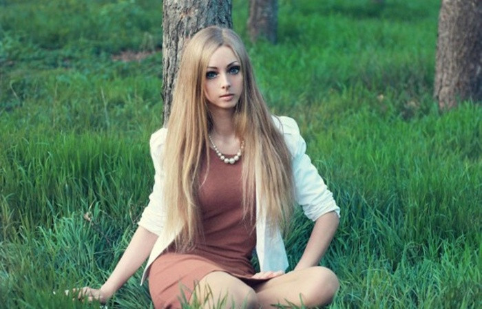 Sau Valeria Lukyanova và Anastasiya Shpagina, giờ đây, cư dân mạng lại sôi sùng sục với một cô nàng trông giống búp bê Barbie như đúc. Đó là Alina Kovaleskaya, 20 tuổi. Ảnh: Alina Kovaleskaya/VK.com.